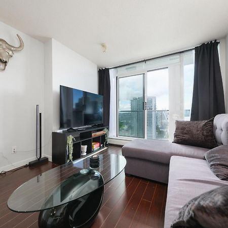 Central 1-Bedroom Apartment With Pool, Jacuzzi & Sauna فانكوفر المظهر الخارجي الصورة